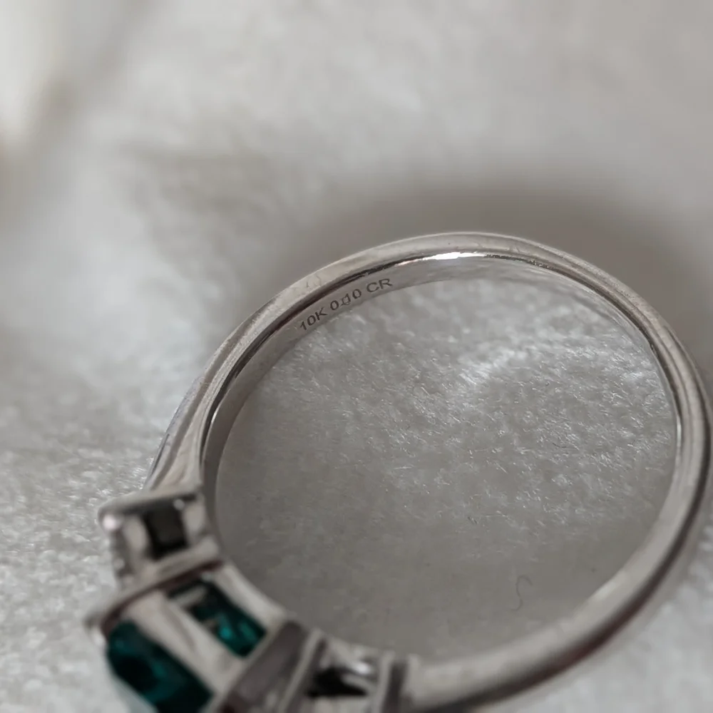 Emerald And Diamond White Gold Ring - Picture 2 of 13